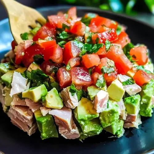 Avocado Thunfischsalat Rezept Zutaten: - 1 reife Avocado - 1 Dose Thunfisch - 1 kleine Zwiebel - 1 kleine Tomate - 1 Limette - Salz - Pfeffer - frischer Koriander Anleitung: 1. Avocado halbieren, entkernen und das Fruchtfleisch in eine Schüssel geben. 2. Thunfisch abtropfen lassen und zur Avocado hinzufügen. 3. Zwiebel und Tomate fein würfeln und hinzufügen. 4. Limettensaft, Salz, Pfeffer und Koriander hinzufügen. 5. Alles gut vermengen und servieren.