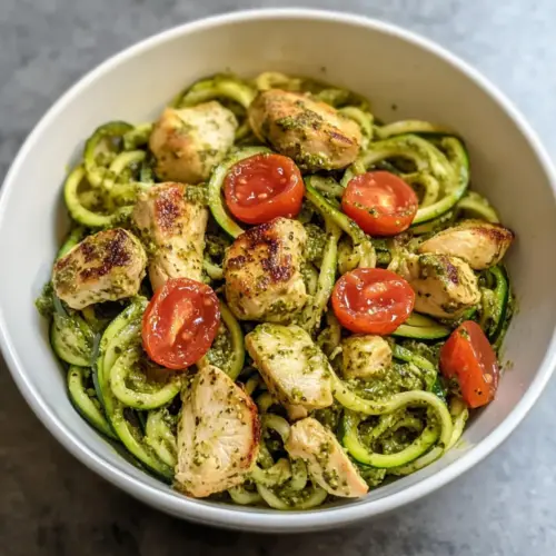Leckere Pesto-Zucchini-Nudeln mit Hähnchen