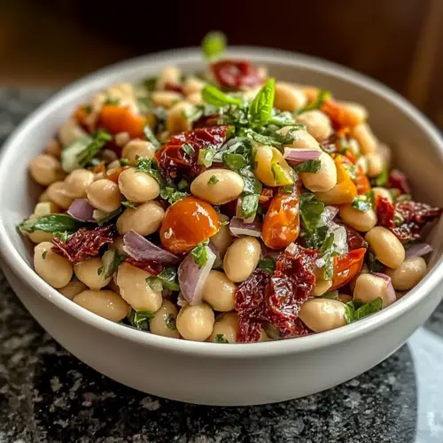 Marinierter getrockneter Tomaten-Bohnen-Salat