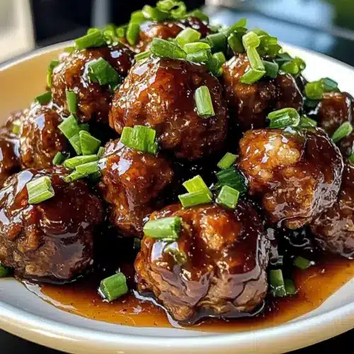 Klebende Hoisin-Frikadellen mit Frühlingszwiebelsoße